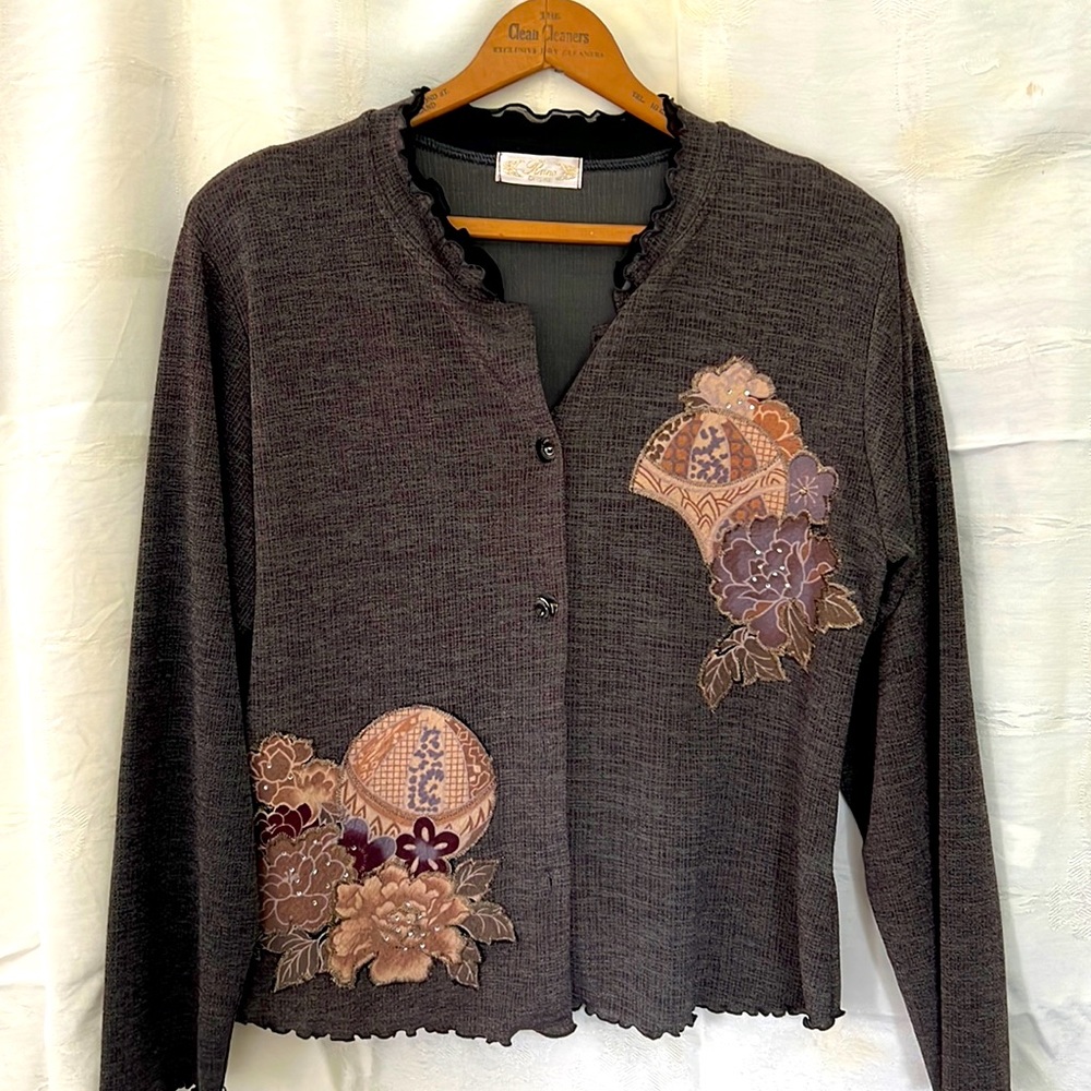 Women’s Applique Sweater size Med